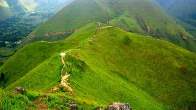 Mitos Bukit Holbung Samosir, Pendaki Sampai Puncak Konon Kisah Cintanya Akan Lancar. (Foto: istimewa/travelspromo)