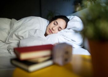 Studi terbaru menunjukkan tidur kurang dari enam jam bisa memicu masalah kesehatan. Kebiasaan buruk ini bisa menyebabkan kanker hingga penyakit jantung. Foto/Getty Images