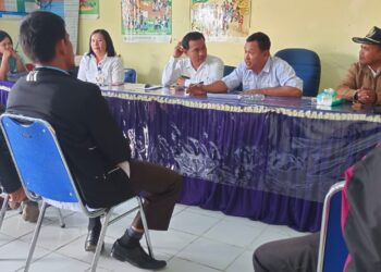 Kadis PMDP2A Humbahas didampingi Kades, Bidan Desa dan Kepala Sekolah SD di Desa Simarigung.