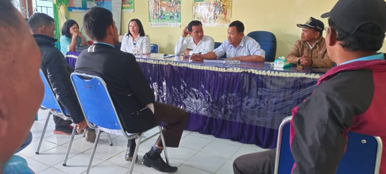 Kadis PMDP2A Humbahas didampingi Kades, Bidan Desa dan Kepala Sekolah SD di Desa Simarigung.
