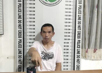 Foto pelaku dan barang bukti sabu saat diamankan di kantor Polisi.