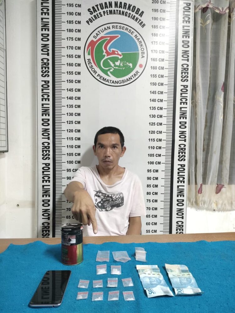 Foto pelaku dan barang bukti sabu saat diamankan di kantor Polisi.