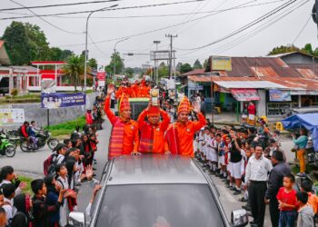 “Pasukan Orange” mengarak Piala Adipura menuju Kabupaten Humbang Hasundutan dengan rute Bandara Internasional Silangit, Kecamatan Paranginan, Lintongnihuta dan mengitari kota Doloksanggul.