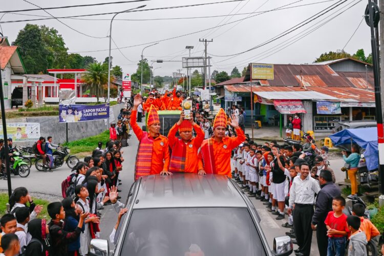 “Pasukan Orange” mengarak Piala Adipura menuju Kabupaten Humbang Hasundutan dengan rute Bandara Internasional Silangit, Kecamatan Paranginan, Lintongnihuta dan mengitari kota Doloksanggul.