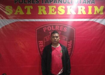 Polres Tapanuli Utara tangkap tersangka penganiaya ibu kandungnya. Tersangka Andi Tiopan Purba sudah berada di Mapolres Tapanuli Utara untuk menjalani proses hukum, Jumat (24/3/2023).