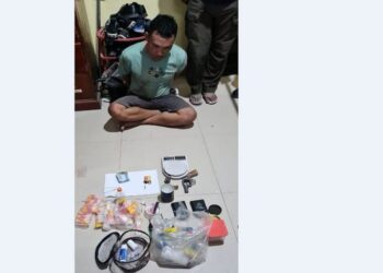 Tampak bandar narkoba saat diamankan polisi. (Ist)