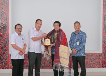 Bupati Humbang Hasundutan (Humbahas), Dosmar Banjarnahor, SE, menerima kunjungan kerja Pimpinan Ombudsman RI, Jemsly Hutabarat bersama rombongan Ombudsman RI Perwakilan Provinsi Sumatera Utara, Rabu (15/3/2023).