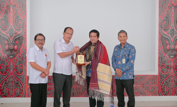 Bupati Humbang Hasundutan (Humbahas), Dosmar Banjarnahor, SE, menerima kunjungan kerja Pimpinan Ombudsman RI, Jemsly Hutabarat bersama rombongan Ombudsman RI Perwakilan Provinsi Sumatera Utara, Rabu (15/3/2023).