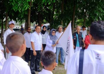 dr Susanti saat melepas peserta long march Karate-do Tako Indonesia dan Gashuku Nasional, di Lapangan H Adam Malik Pematang Siantar, Rabu (15/03/2023), lalu.