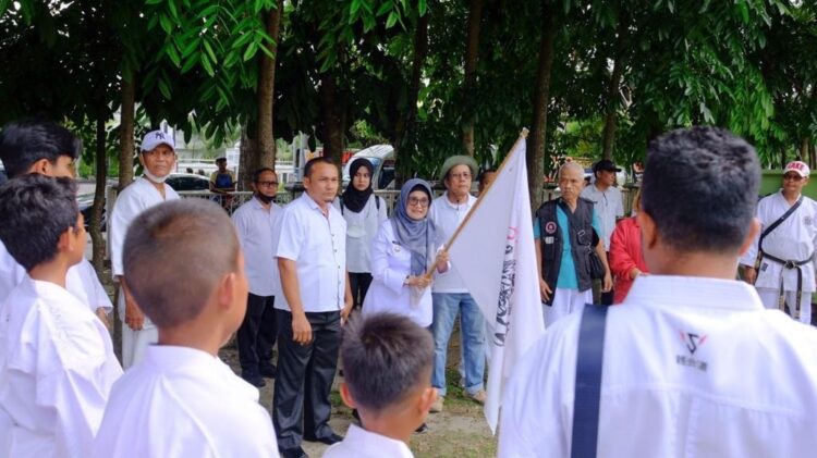 dr Susanti saat melepas peserta long march Karate-do Tako Indonesia dan Gashuku Nasional, di Lapangan H Adam Malik Pematang Siantar, Rabu (15/03/2023), lalu.