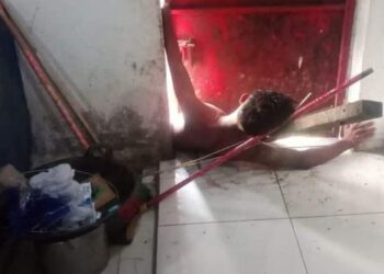 Foto: Penampakan maling di Batu Bara tersangkut di pintu rumah korbannya (Istimewa)