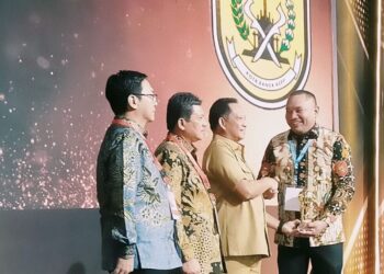 Bupati Pakpak Bharat, Franc Bernhard Tumanggor, menerima penghargaan “Universal Health Coverage ( UHC) Award Tahun 2023, Selasa (14/03/2023), di Jakarta.