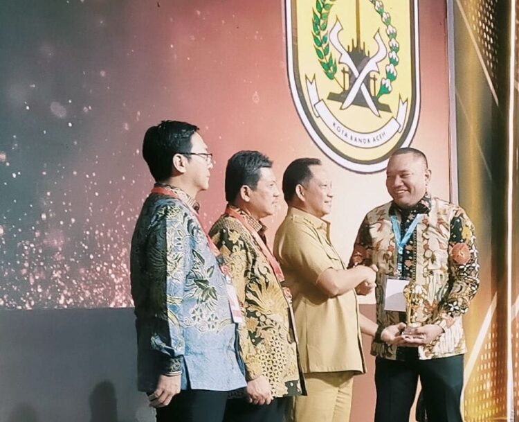 Bupati Pakpak Bharat, Franc Bernhard Tumanggor, menerima penghargaan “Universal Health Coverage ( UHC) Award Tahun 2023, Selasa (14/03/2023), di Jakarta.