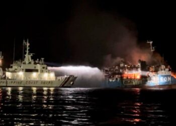 Kapal penjaga pantai Filipina berusaha memadamkan api di kapal fery MV Lady Joy yang terbakar di Basilan, Filipina, 30 Maret 2023. (Foto: Penjaga Pantai Filipina)