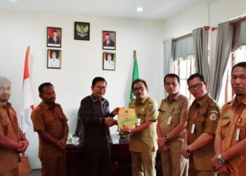 Sekda, Drs Tonny Sihombing, M.IP, serahkan Laporan Keterangan Pertanggungjawaban (LKPj) Bupati Humbang Hasundutan tahun anggaran 2022 kepada DPRD Kabupaten Humbang Hasundutan, Selasa (14/3/2023), di Kantor DPRD Humbahas.