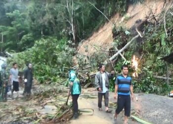 Longsor di Jalinsum Tarutung-Sibolga Timpa 2 Rumah, Akses Jalan Terputus (Foto: iNews/Aries Fernando Manalu)