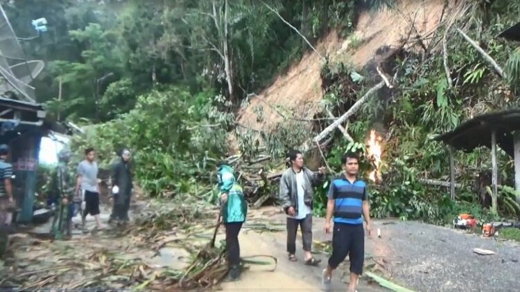 Longsor di Jalinsum Tarutung-Sibolga Timpa 2 Rumah, Akses Jalan Terputus (Foto: iNews/Aries Fernando Manalu)