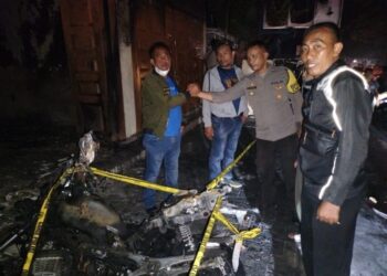 Polisi melakukan olah TKP di lokasi terbakarnya dua pemuda saat mengisi BBM di depot Pertamini di kawasan Ruko Tiga Pintu Desa Klumpang Kampung, Kecamatan Hamparan Perak, Deliserdang, Kamis (16/3/2023). Foto: Istimewa