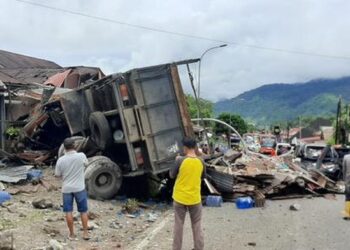 Truk terguling sebabkan kecelakaan beruntun di jalur Padang-Bukittinggi. (Foto: Istimewa)