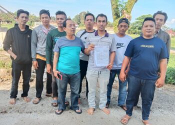 Para perwakilan eks karyawan PT. Bridgestone Sumatra Rubber Estate saat foto bersama kuasa hukum mereka Sahata Situmorang, usai memberikan keterangan kepada wartawan, Rabu (29/3/2023).
