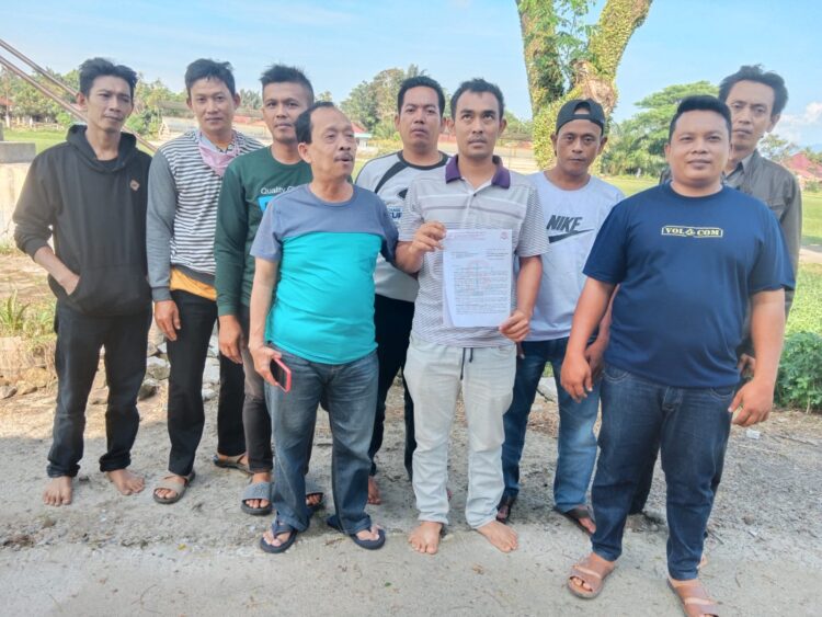 Para perwakilan eks karyawan PT. Bridgestone Sumatra Rubber Estate saat foto bersama kuasa hukum mereka Sahata Situmorang, usai memberikan keterangan kepada wartawan, Rabu (29/3/2023).