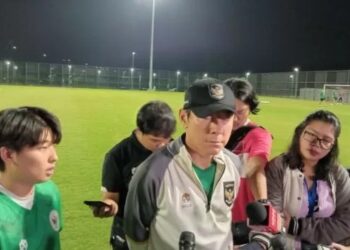Pelatih timnas Indonesia Shin Tae Yong menjawab pertanyaan para pewarta sebelum memimpin latihan yang berlangsung di lapangan latihan Jakarta International Stadium, Jakarta, Senin (27/3/2023). (ANTARA/RAUF ADIPATI)
