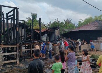 Warga memadati lokasi kebakaran yang terletak di Desa Lumbanpea, Kecamatan  Balige, Kabupaten Toba, Sabtu (18/3/2023). Tribun Medan/Maurits Pardosi