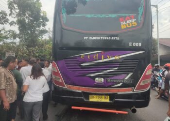 Mobil Bus Penumpang Eldivo Mercedes-Benz No Pol BK 7168- WA, saat di lokasi kejadian.