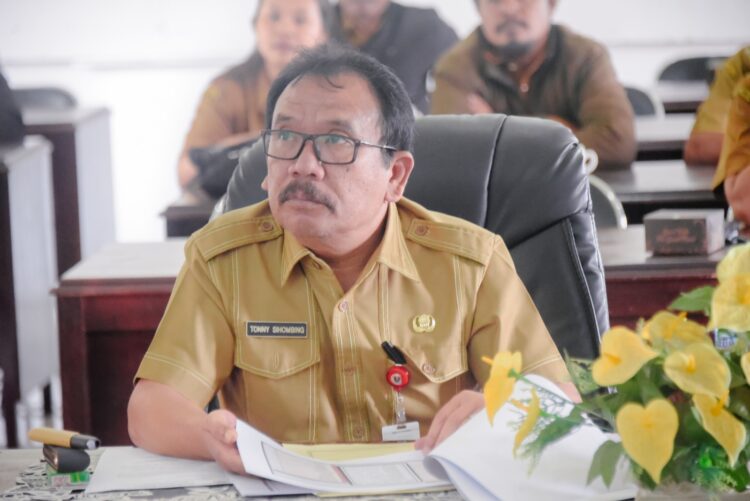 Sekda Humbahas dan pimpinan OPD saat ikut rapat virtual bersama Gubsu terkait penanganan stunting.
