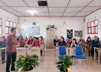 Kadis Pendidikan Humbang Hasundutan (Humbahas), Drs Jonny Gultom saat kunjungan kerja ke SMP Negeri 1 Pollung, guna memotivasi para siswa dan guru, Sabtu (25/3/2023) pagi tadi.