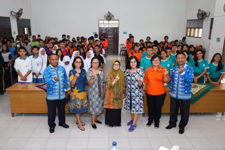 Foto bersama disela kegiatan.