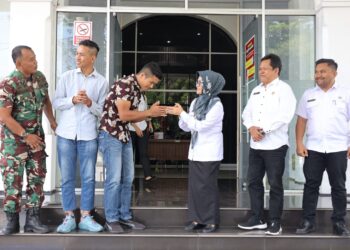 dr Susanti Dewayani SpA, memberangkatkan atlet Patunggung Simalungun Siantar Club' (PSSC), Ajuldihamro Simbolon yang akan bertanding di ajang One Pride Mixed Martial Arts (MMA).