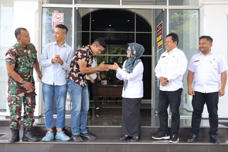 dr Susanti Dewayani SpA, memberangkatkan atlet Patunggung Simalungun Siantar Club' (PSSC), Ajuldihamro Simbolon yang akan bertanding di ajang One Pride Mixed Martial Arts (MMA).