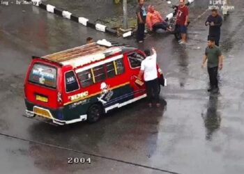Tangkapan layar Wali Kota Medan Bobby Nasution saat memarahi sopir angkot yang menerobos lampu merah hingga menabrak pemotor. (Foto : iNews/Ahmad Ridwan Nasution)