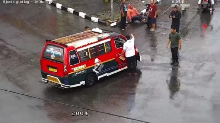 Tangkapan layar Wali Kota Medan Bobby Nasution saat memarahi sopir angkot yang menerobos lampu merah hingga menabrak pemotor. (Foto : iNews/Ahmad Ridwan Nasution)