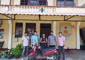 Foto pelaku pencurian dan barang bukti saat diamankan di kantor Polisi.