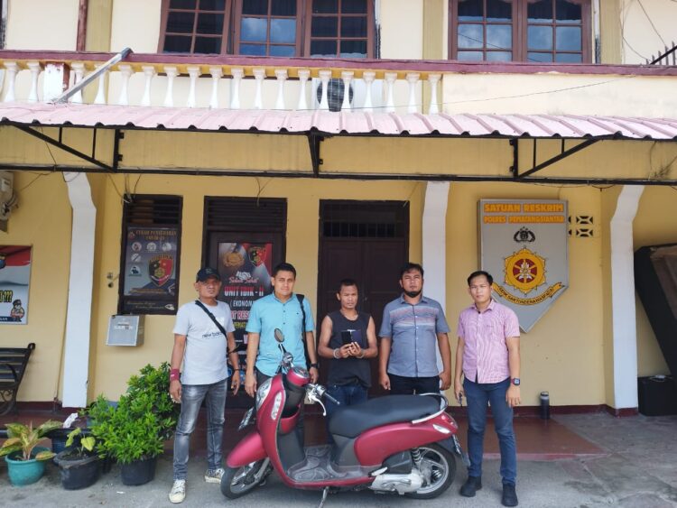 Foto pelaku pencurian dan barang bukti saat diamankan di kantor Polisi.