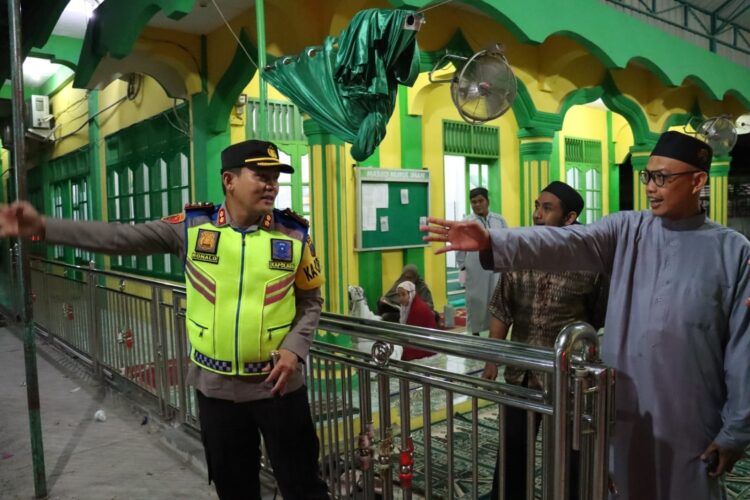 Kapolres Simalungun saat mengunjungi beberapa masjid.