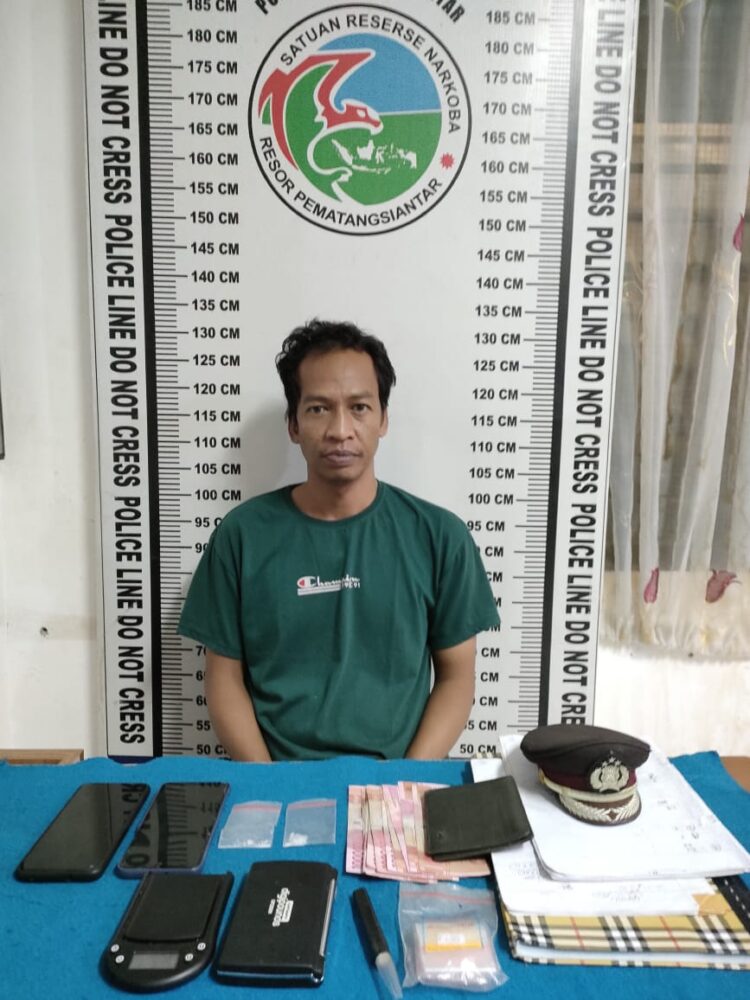 Foto tersangka dan barang bukti saat diamankan di Mako Sat Narkoba Polres Pematang Siantar.