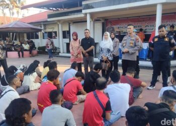 Foto: Polres Asahan mengamankan 64 orang PMI illegal yang kembali ke Indonesia menumpang kapal nelayan. (Perdana Ramadhan / detikSumut)