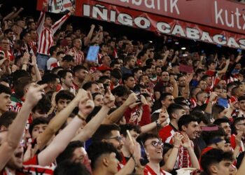 Pendukung Athletic Bilbao lempar uang palsu ke lapangan (Foto: Reuters)