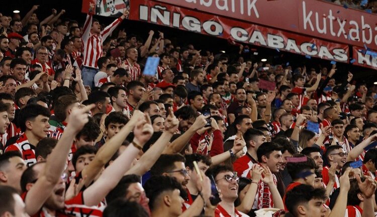 Pendukung Athletic Bilbao lempar uang palsu ke lapangan (Foto: Reuters)