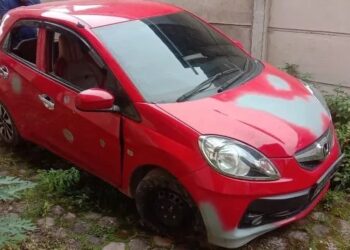 Mobil Honda Brio merah yang ditemukan di Desa Rejomulyo, Kecamatan Jati Agung, Lampung Selatan, diduga digunakan pelaku pencurian spesialis pikap. [ISTIMEWA]