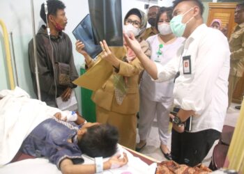 dr Susanti saat kunjungi Misnu, bocah 6 Tahun yang  patah kaki dan dirawat di Rumah Sakit (RS) Vita Insani, Senin (13/03/2023) pagi lalu.