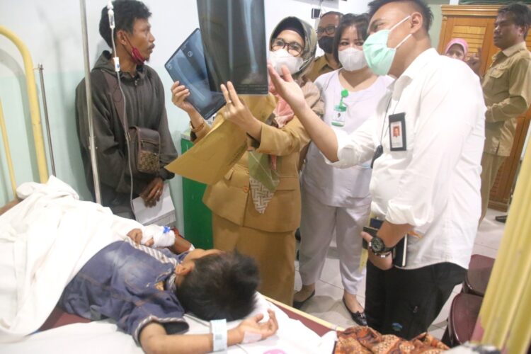 dr Susanti saat kunjungi Misnu, bocah 6 Tahun yang  patah kaki dan dirawat di Rumah Sakit (RS) Vita Insani, Senin (13/03/2023) pagi lalu.