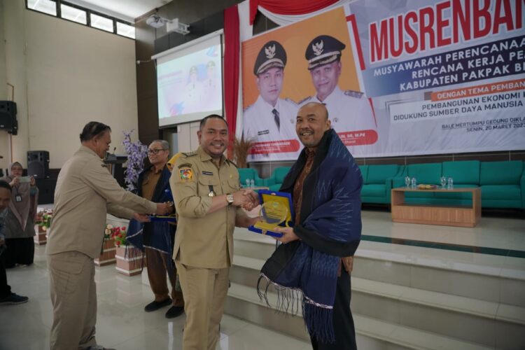 Bupati Pakpak Bharat, Franc Bernhard Tumanggor di kegiatan Musyawarah Perencanaan Pembangunan (Musrenbang) RKPAD Pakpak Bharat Tahun 2024, di Balai Diklat BKPSDM Pakpak Bharat, Cikaok, Senin (20/03/2023).