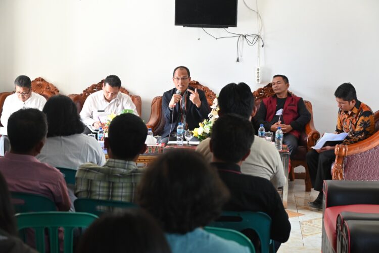 Bupati Humbahas, Dosmar Banjarnahor, SE saat memberikan arahan.