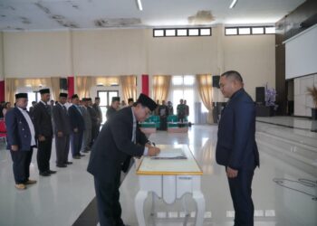 Bupati Pakpak Bharat, Franc Bernhard Tumanggor saat melantik dan mengukuhkan Kepengurusan Forum Komunikasi Kepala Desa (FKKD) Kabupaten Pakpak Bharat Masa Bakti 2023-2027.