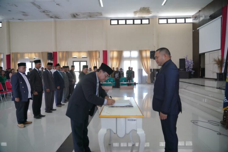 Bupati Pakpak Bharat, Franc Bernhard Tumanggor saat melantik dan mengukuhkan Kepengurusan Forum Komunikasi Kepala Desa (FKKD) Kabupaten Pakpak Bharat Masa Bakti 2023-2027.