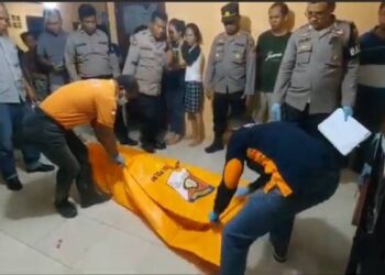 Binsar Siagian (60) seorang wartawan di Kota Tebing Tinggi, Sumatera Utara, ditemukan tewas bersimbah darah di rumahnya yang beralamat di Jalan Pulau Samosir, pada Kamis (23/3/2023). Foto/iNews TV/Abdullah Sani Hasibuan